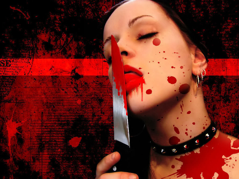 Fotografie ženy olizující zakrvácený nůž