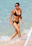 Demi Moore zachycena v plavkách ve vodě