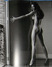 Demi Moore pózuje nahá u okna